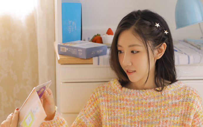 SUV悬在山坡两人危在旦夕 十几人拉绳作保险